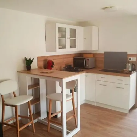 Maison D'hotes - Chambre-kitchenette-salle De Bain-espace Exterieur *
