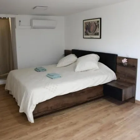 Maison D'hotes - Chambre-kitchenette-salle De Bain-espace Exterieur *